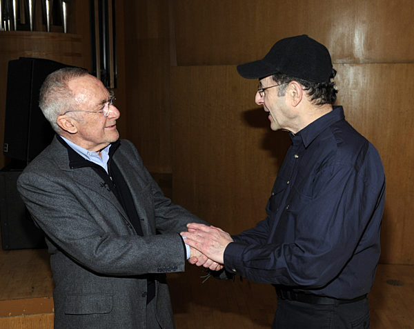 Der Maler Gerhard Richter (l) und der Komponist Steve Reich lernen sich vor...