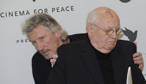 Der Musiker Roger Waters (l) und der Politiker Michail Gorbatschow kommen am...