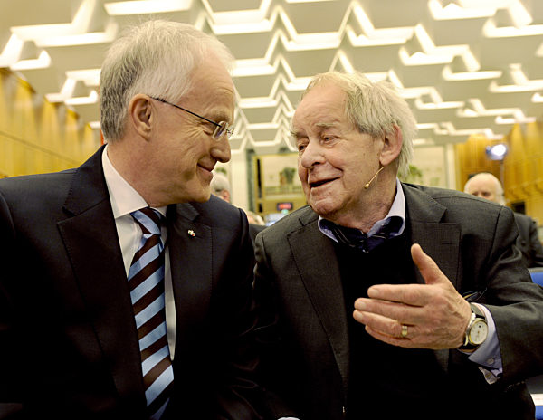 Der Schriftsteller Siegfried Lenz (r) unterhält sich mit...