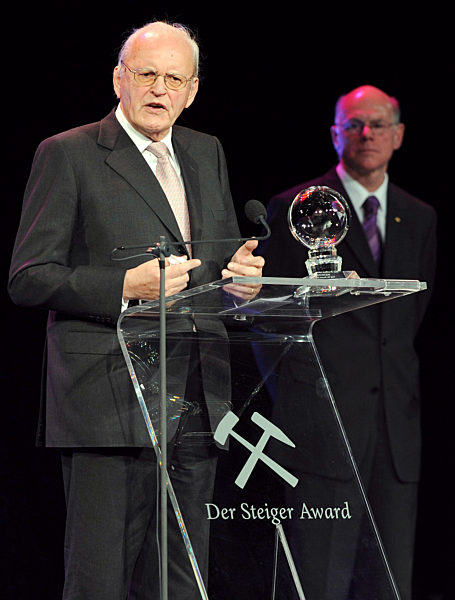 Bundespräsident a.D. Roman Herzog bedankt sich am Samstag (28.03...