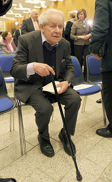 Der Schriftsteller Siegfried Lenz nimmt am Sonntag (29.03...