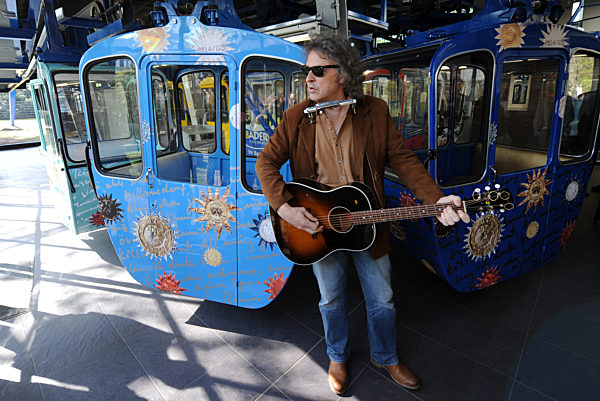 Wolfgang Niedecken gestaltet Seilbahn-Kabine in Köln