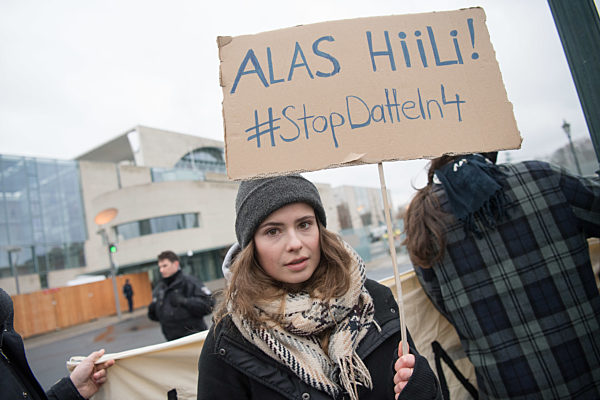 Klimaaktivisten demonstrieren vor dem Kanzleramt