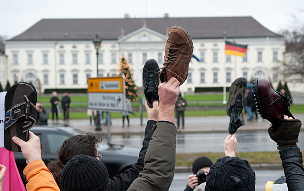 "Schuh"-Demonstration gegen Wulff