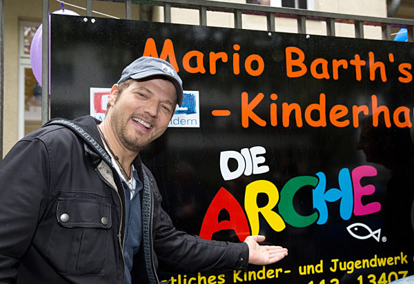 Mario Barth eröffnet Kinderhaus nach Renovierung