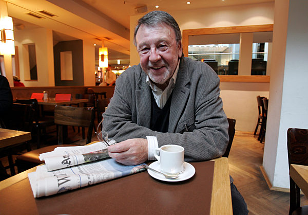 Günter Lamprecht bei einem Interview am Mittwoch (12.01.2005) in Bonn...