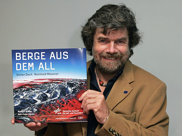 Der südtiroler Bergsteiger und Buchautor Reinhold Messner bei der...