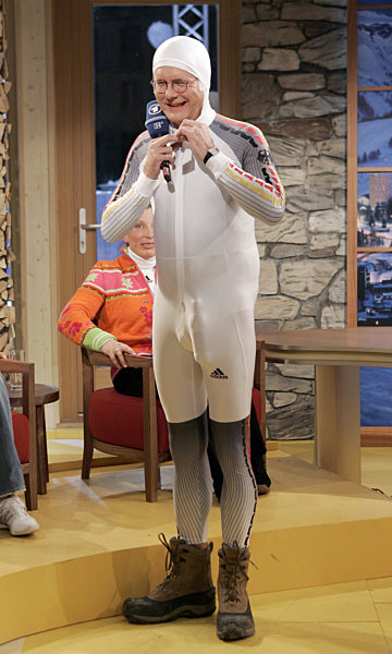 Der Moderator Harald Schmidt in einem Bobfahrer-Rennanzug am 21.02...