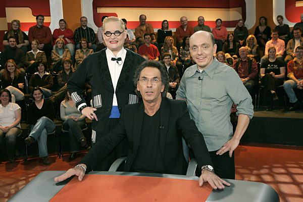 Anlässlich der 250. Aufzeichnung der Sat.1-Comedy "Genial daneben" posieren...