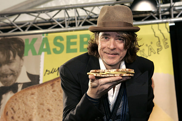 Der Komiker und Musiker Helge Schneider stellt auf einer Pressekonferenz am...