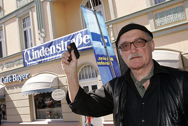 Jogger laufen durch die "Lindenstraße"