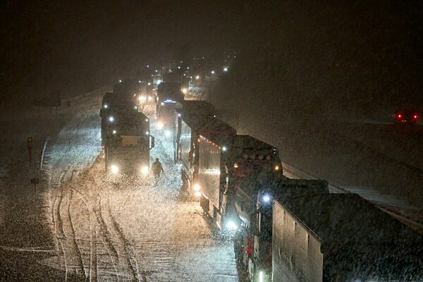 Winter in Rheinland-Pfalz - Autobahn 3 nach Schneefall gesperrt