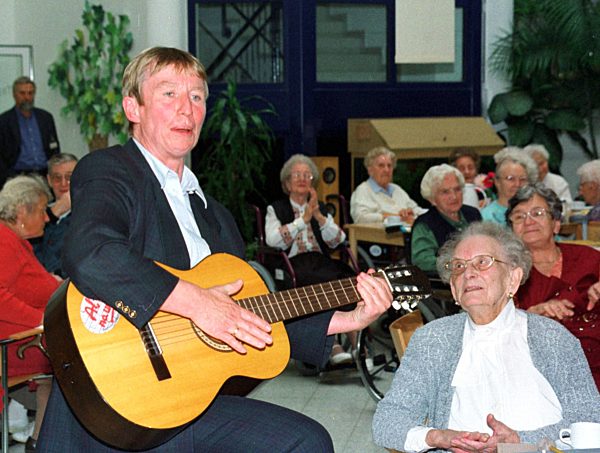 Ministerin mit Gitarre