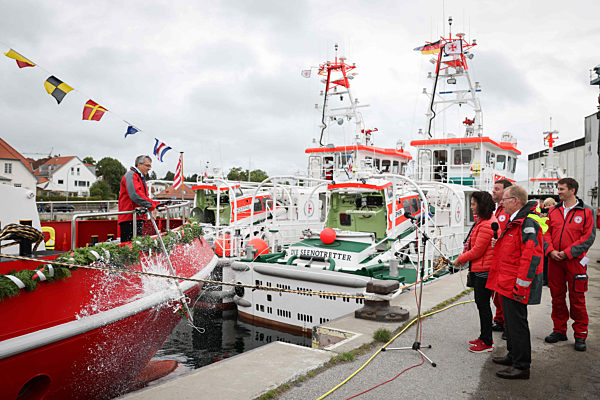 Schauspielerin Wussow tauft Trainingsschiff