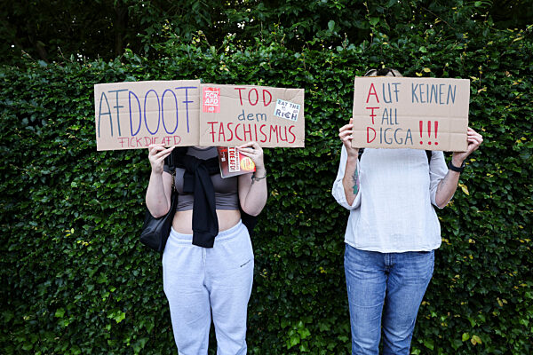 Landesparteitag der AfD Schleswig-Holstein - Proteste