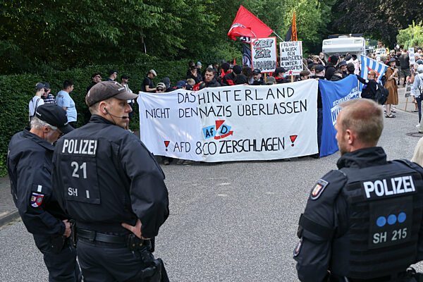 Landesparteitag der AfD Schleswig-Holstein - Proteste