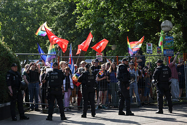 Landesparteitag der AfD Schleswig-Holstein - Proteste