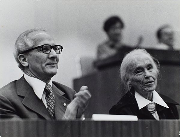 Anna Seghers und Erich Honecker