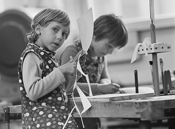 DDR - Mädchen beim Werkunterricht 1971