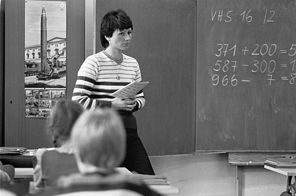 DDR - Lehrerin beim Unterricht 1984