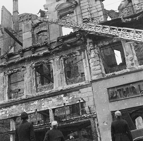 Nachkriegszeit - Zerstörtes Dresden 1945