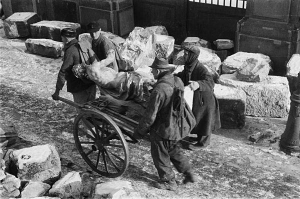 Nachkriegszeit - Zerstörtes Dresden 1945