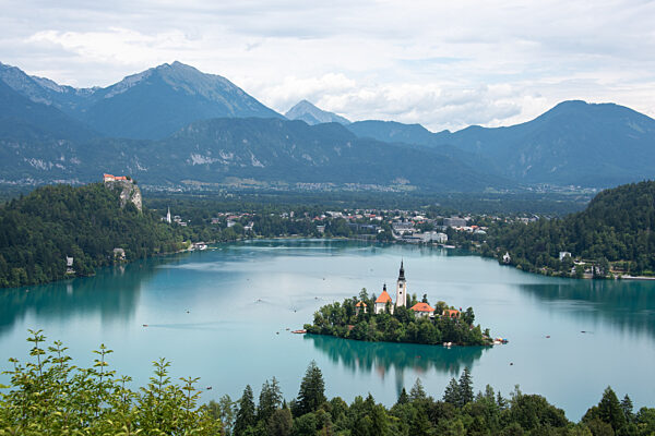 Panoramablick auf Bled: Inselkirche und Burg vor Alpenkulisse