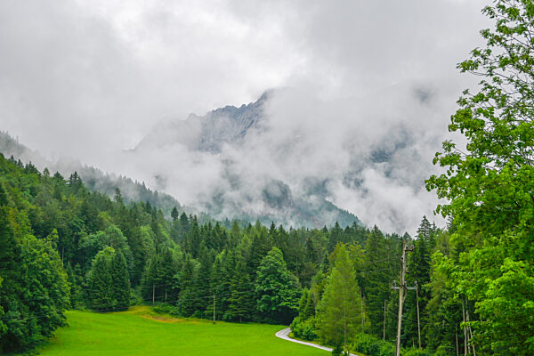 Nebelverhangene Steiner Alpen bei Zgornje Jezersko