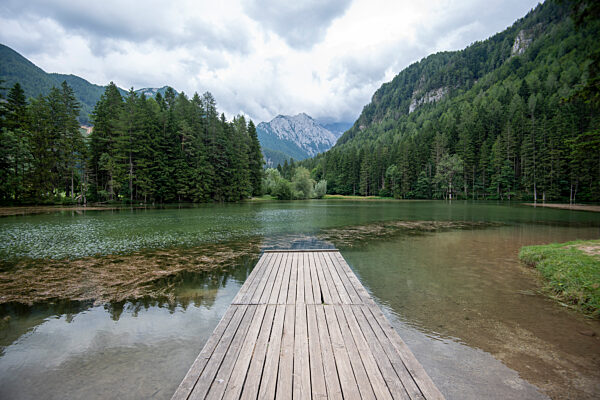 Holzsteg am Bergsee bei Zgornje Jezersko in den Steiner Alpen
