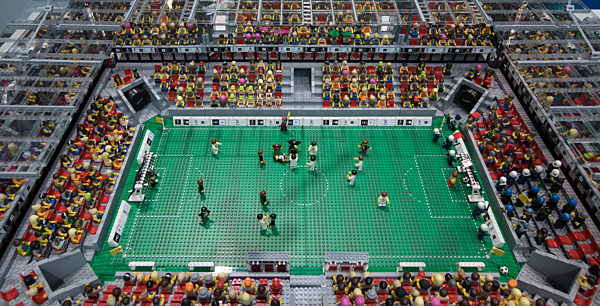 ANGA COM - Fussballstadion aus Lego