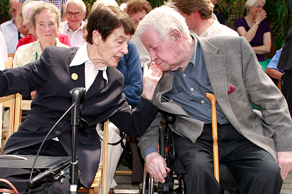 Loki und Helmut Schmidt am 02.07.2010 bei der Verleihung der Loki Schmidt Silberpflanze in Hamburg