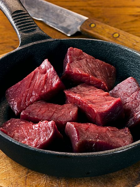 Rehfleisch, gewürfelt, in Pfanne