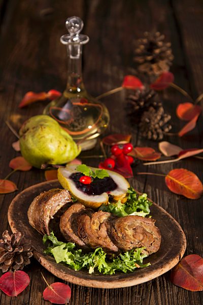 Hirschbraten mit Pilzfüllung und Birne