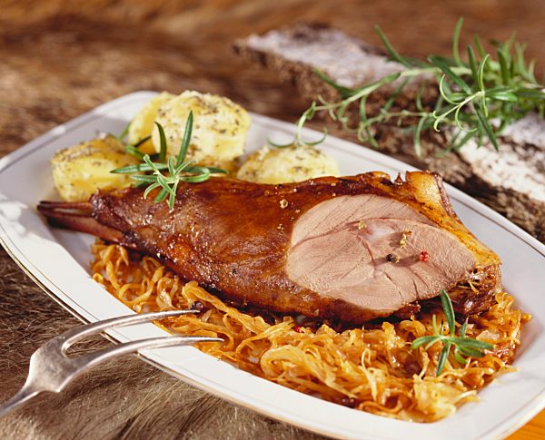 Gebratene Wildschweinkeule mit Sauerkraut und Knödeln