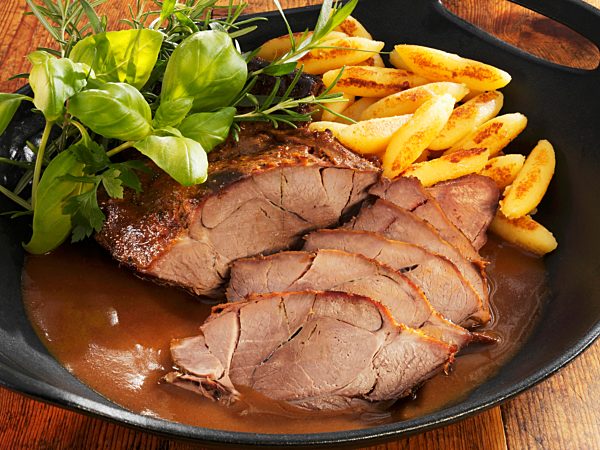 Wildschweinbraten mit Schupfnudeln und Kräutern