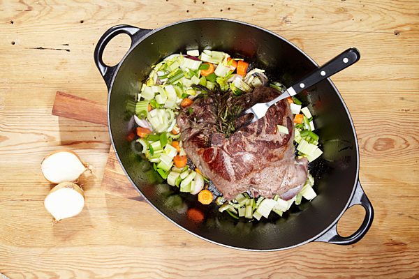 Rehkeule mit Rosmarin, Zwiebeln, Lauch und Möhren im Schmortopf