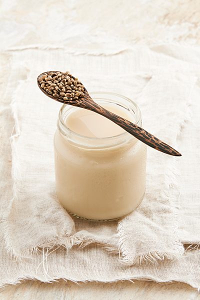 Hanfmilch und ein Löffel Hanfsamen