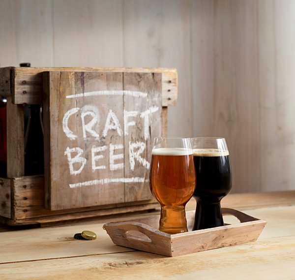 Craft Beer der Sorte IPA (Indian Pale Ale) in Gläsern