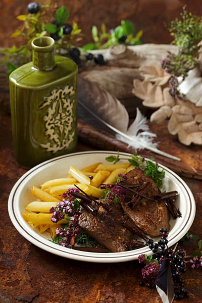 Hirschmedaillons mit Nudeln