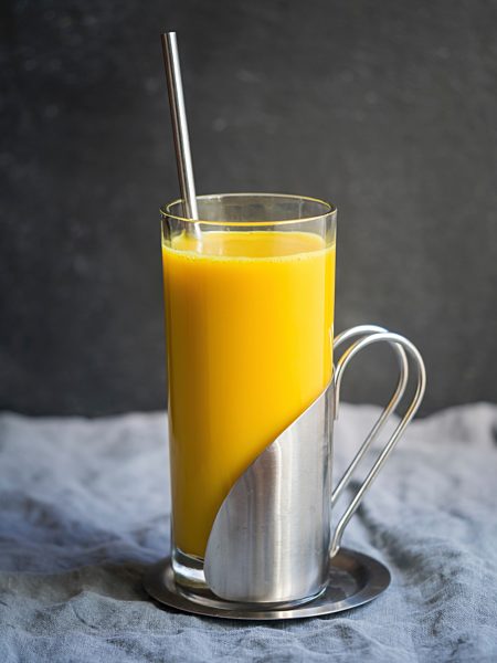 Selbstgemachte vegane Goldene Milch in Glastasse