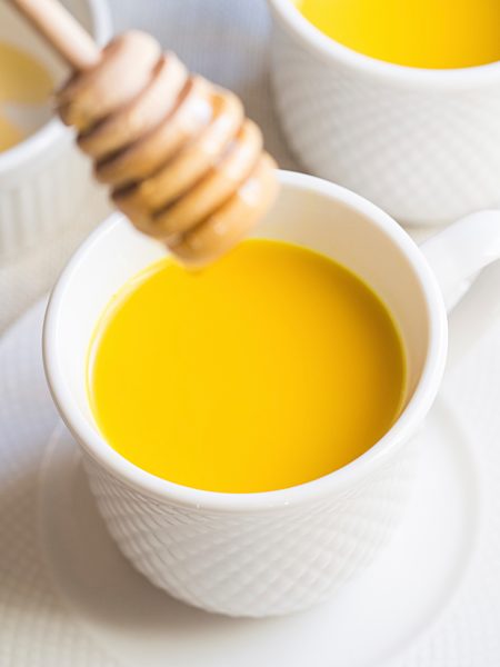 Selbstgemachte vegane Goldene Milch mit Honig