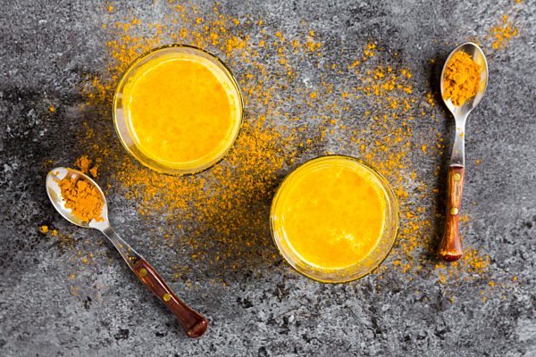 Goldene Milch mit Kurkuma