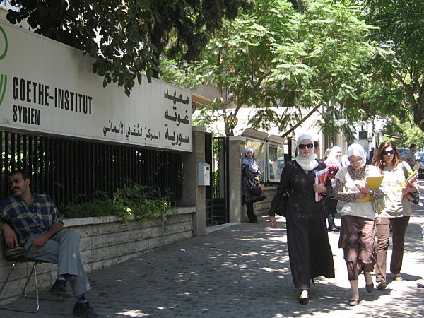 Deutsch-Schülerinnen kommen am 26.08.2009 nach Unterrichtsschluss ihres...