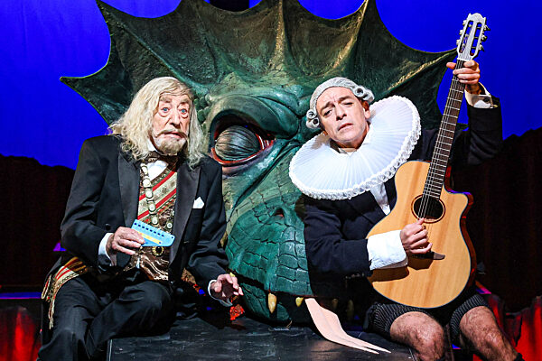 Der Drache - Komödie mit Dieter Hallervorden, Berlin, Schlossparktheater Berlin, 23.10.2024, photo shows Dieter Hallervorden (Der Regierende Bürgermeister) und Mario Ramos (Heinrich, der Sohn des Regierenden Bürgermeisters und persönlicher Sekretär de