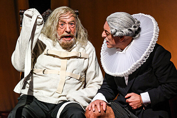 Der Drache - Komödie mit Dieter Hallervorden, Berlin, Schlossparktheater Berlin, 23.10.2024, photo shows Dieter Hallervorden (Der Regierende  Bürgermeister) und Mario Ramos (Heinrich, der Sohn des Regierenden Bürgermeisters und persönlicher Sekretär d