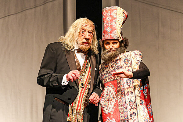 Der Drache - Komödie mit Dieter Hallervorden, Berlin, Schlossparktheater Berlin, 23.10.2024, photo shows Dieter Hallervorden (Der Regierende Bürgermeister) und Christiane Zander (Esel und weitere)