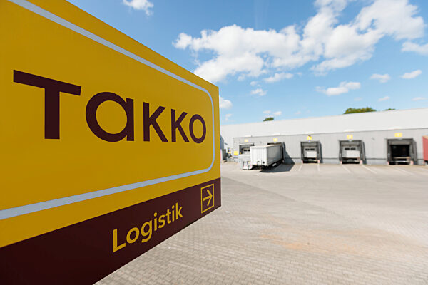 Takko Fashion - Zufahrt zum Zentrallager Logistik in Winsen (Luhe)