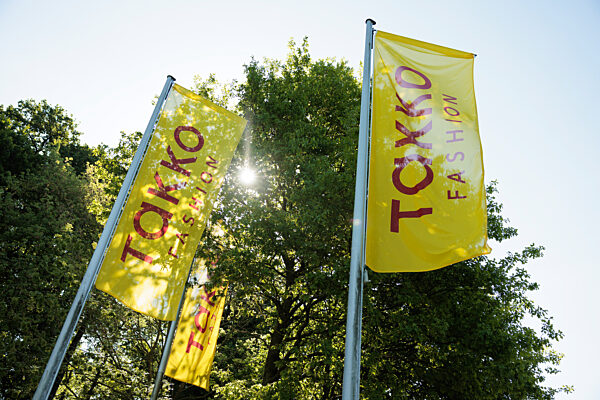 Takko Fashion - Fahnen vor der Unternehmenszentrale in Telgte