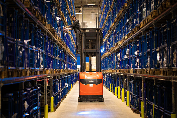 Takko Fashion - Innenansicht in das Zentrallager Logistik in Winsen (Luhe)