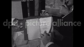 1957 – United States USA: Repository officials and staff brief the press in United States